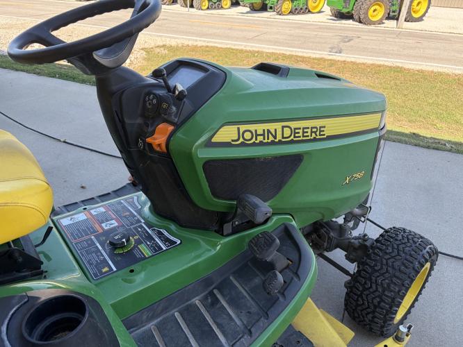 John Deere X758