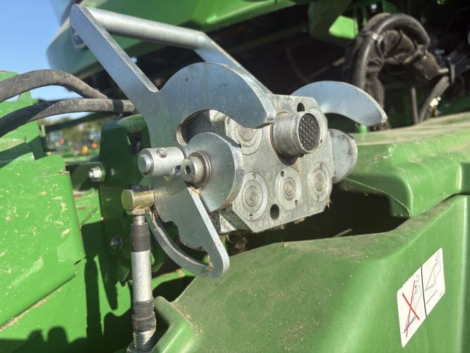 John Deere S670