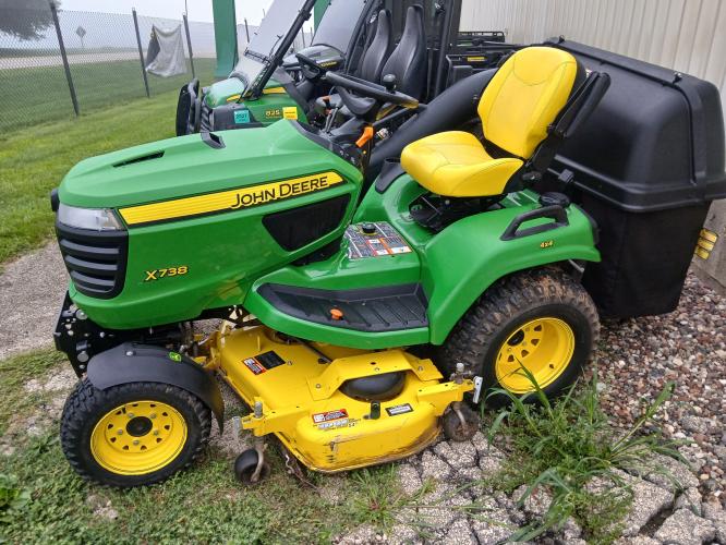 John Deere X738