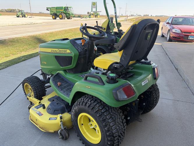 John Deere X758