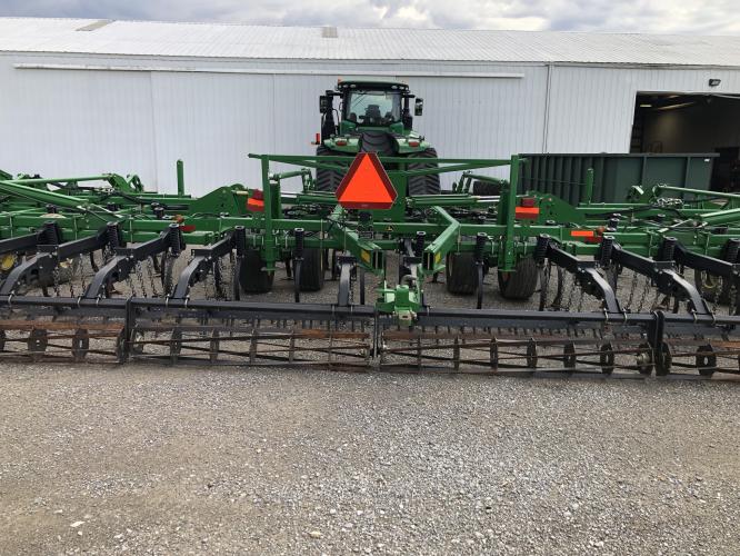 John Deere 2210