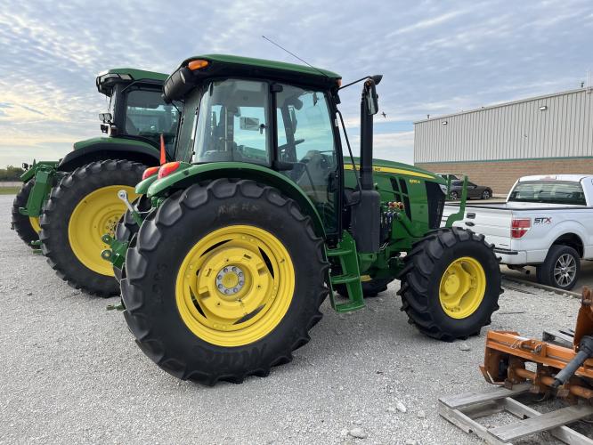 John Deere 6135E