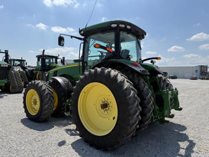 John Deere 8235R