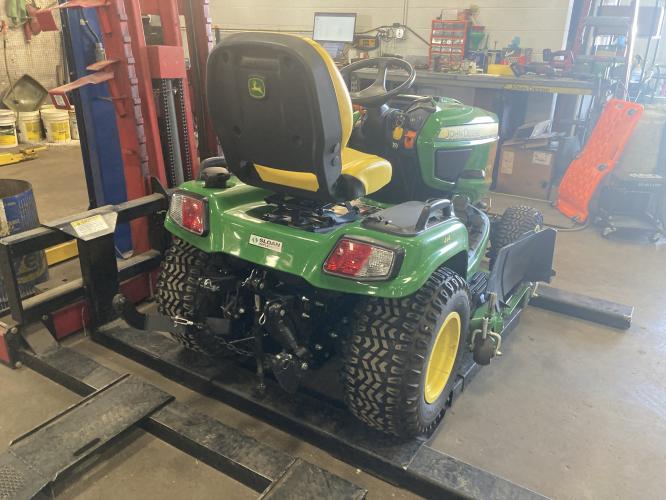 John Deere X738