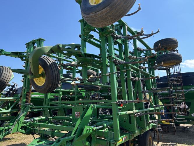 John Deere 2210