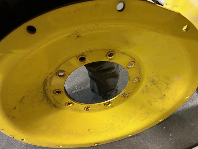 John Deere R564614 mfwd wheel center