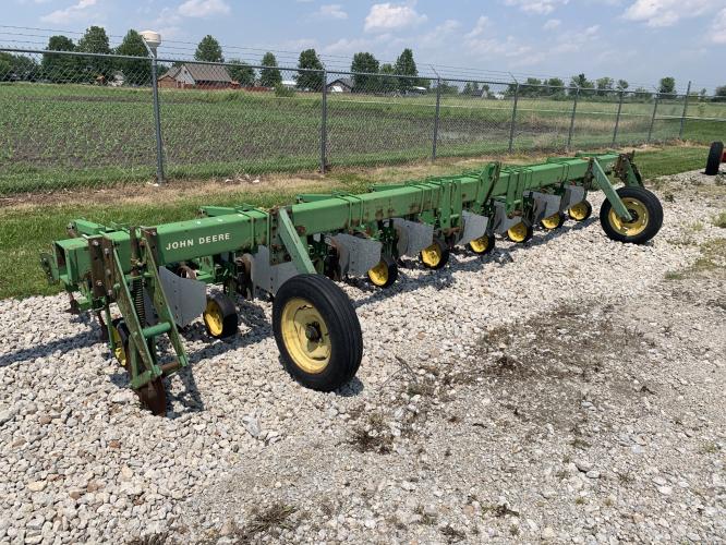 John Deere 825