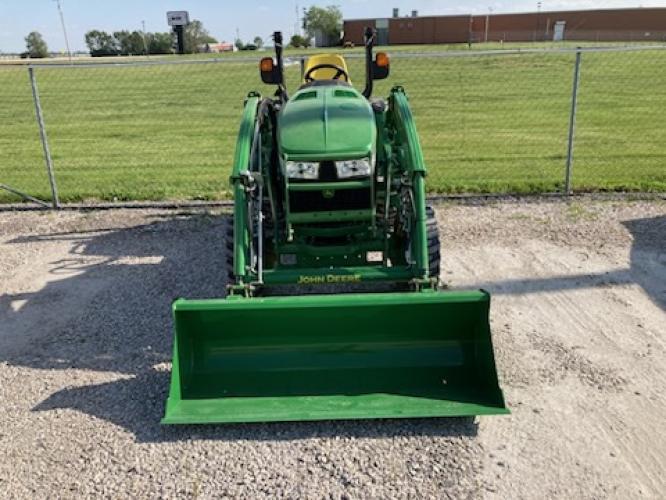 John Deere 3046R