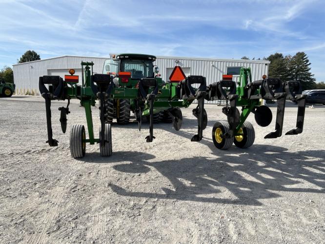 John Deere 2100