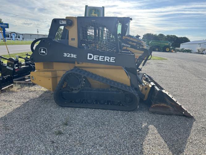 John Deere 323E