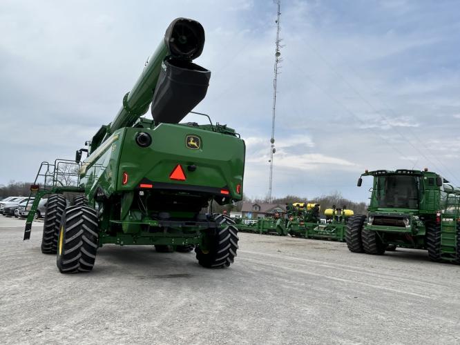 John Deere S7 700