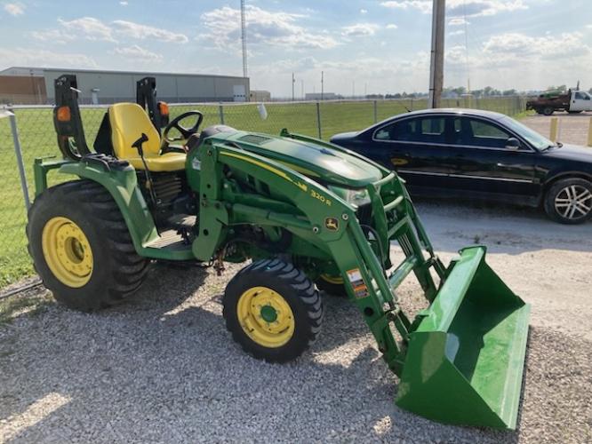 John Deere 3046R