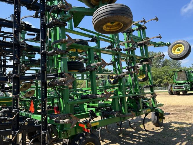 John Deere 2210