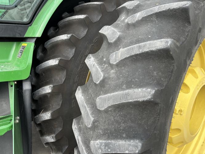 John Deere 8335R