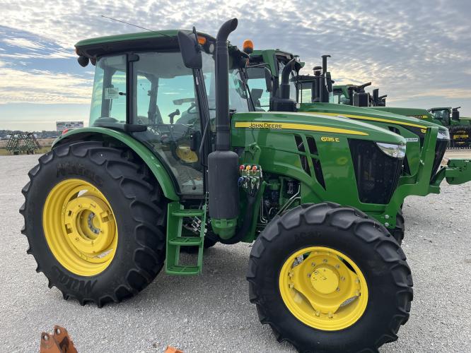 John Deere 6135E