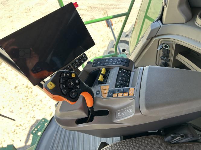 John Deere S7 700