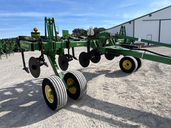 John Deere 2100
