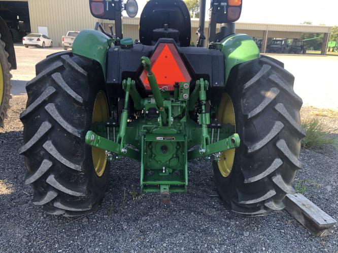 John Deere 5065E