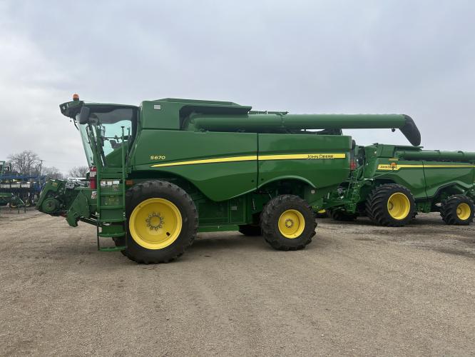 John Deere S670