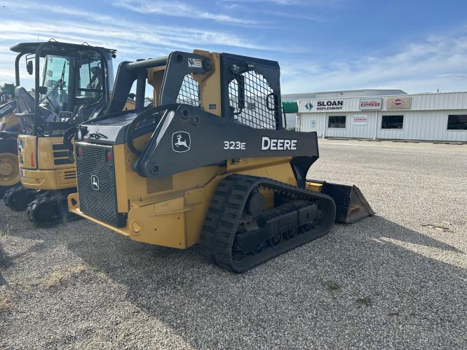 John Deere 323E