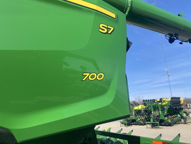 John Deere S7 700