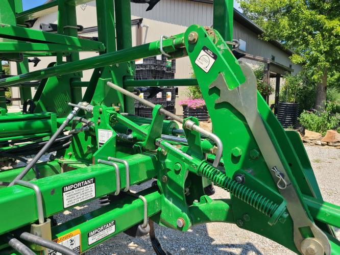 John Deere 2210