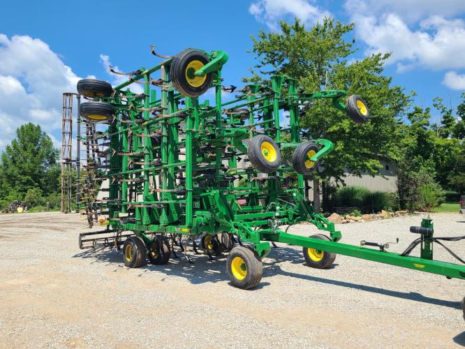 John Deere 2210