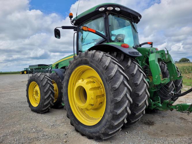 John Deere 8335R