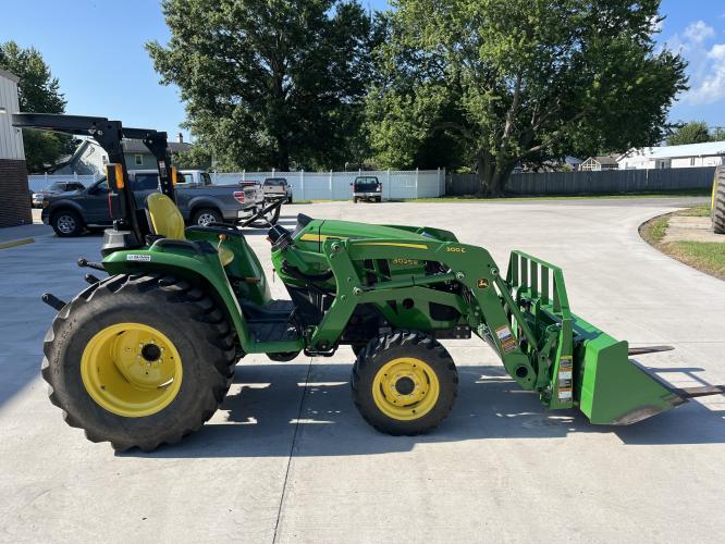 John Deere 3025E