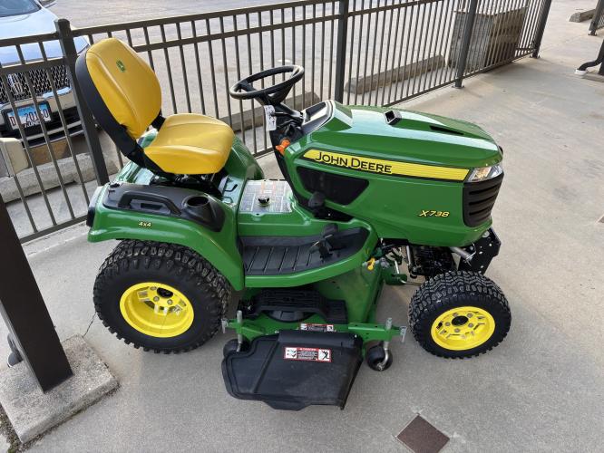 John Deere X738