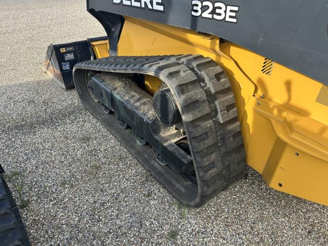 John Deere 323E