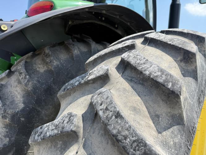 John Deere 8235R