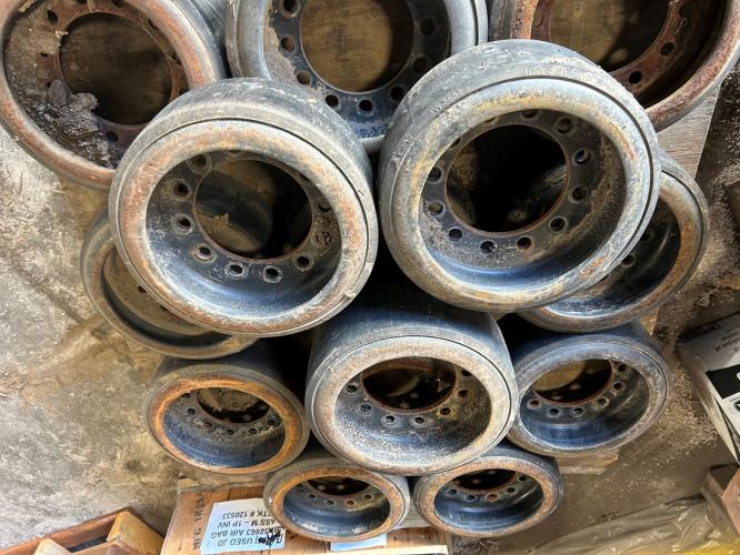 John Deere RE594956 ROLLER FOR 8RX - 18" TRACK