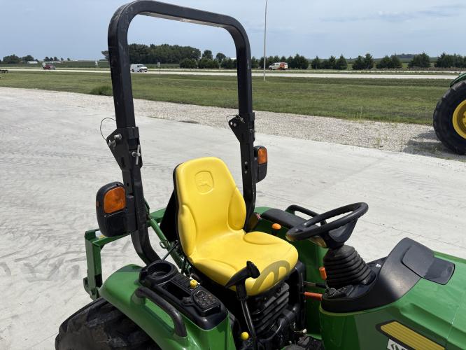 John Deere 3046R
