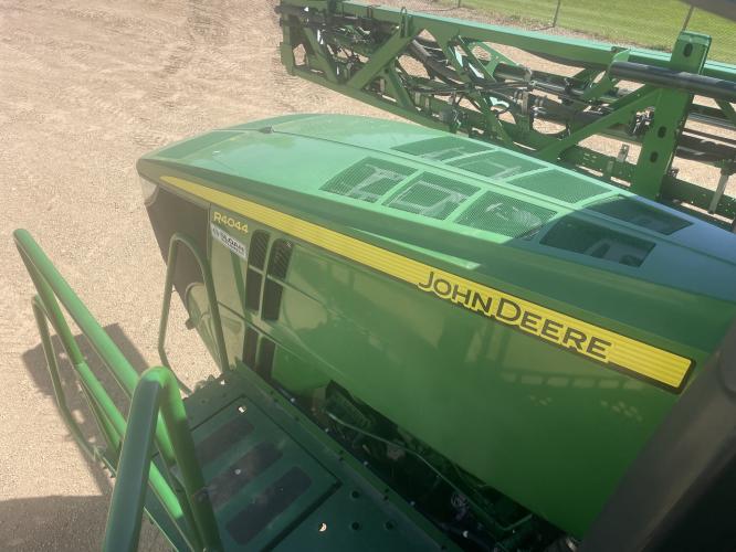 John Deere R4044