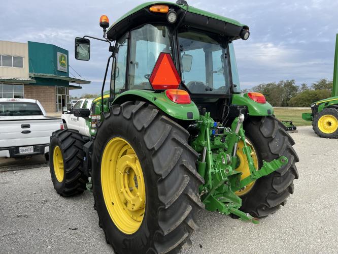 John Deere 6135E