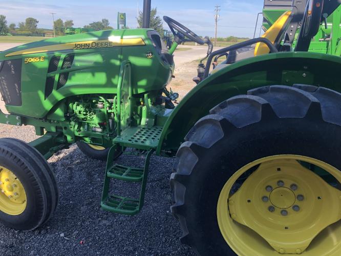 John Deere 5065E