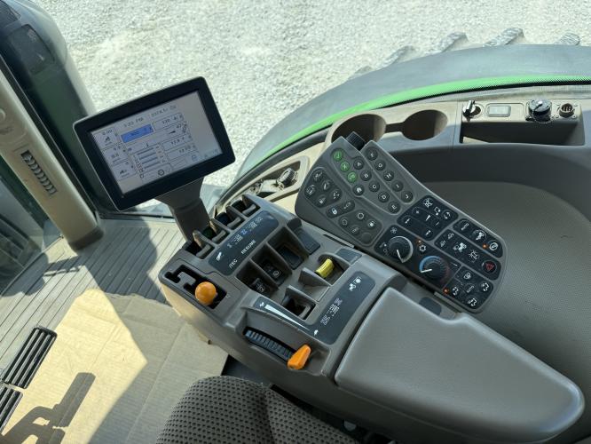 John Deere 8235R