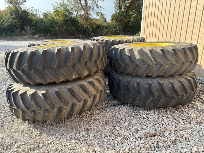 John Deere 520/85R38