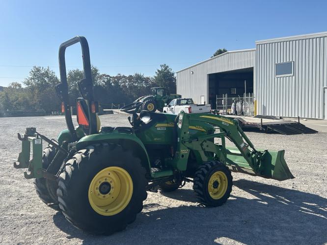 John Deere 3320