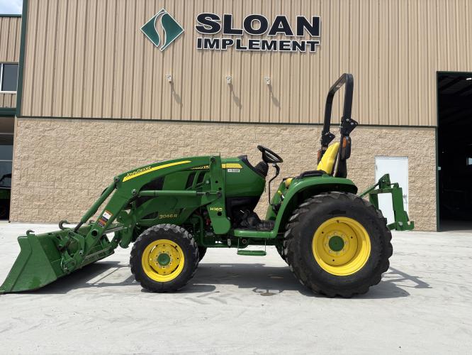 John Deere 3046R