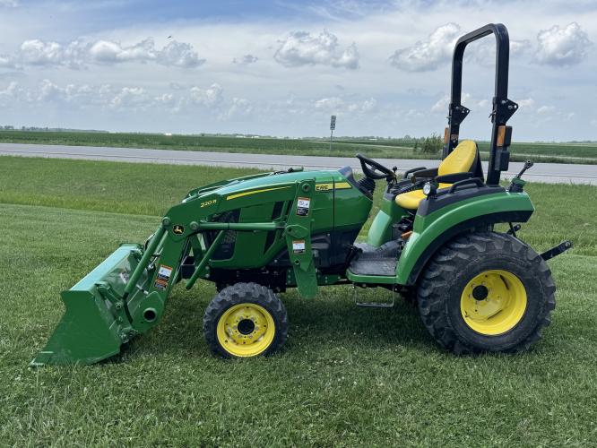 John Deere 2032R