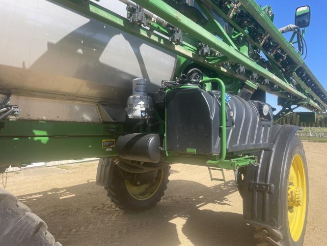 John Deere R4044