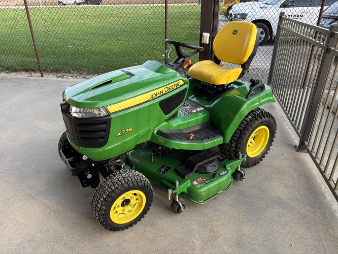 John Deere X738