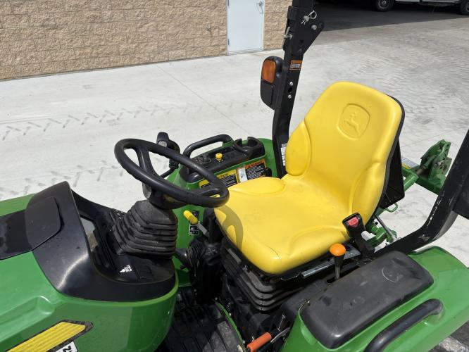 John Deere 3046R