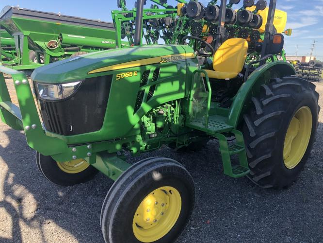John Deere 5065E
