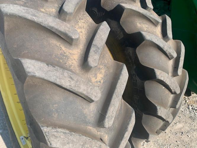 John Deere 8335R