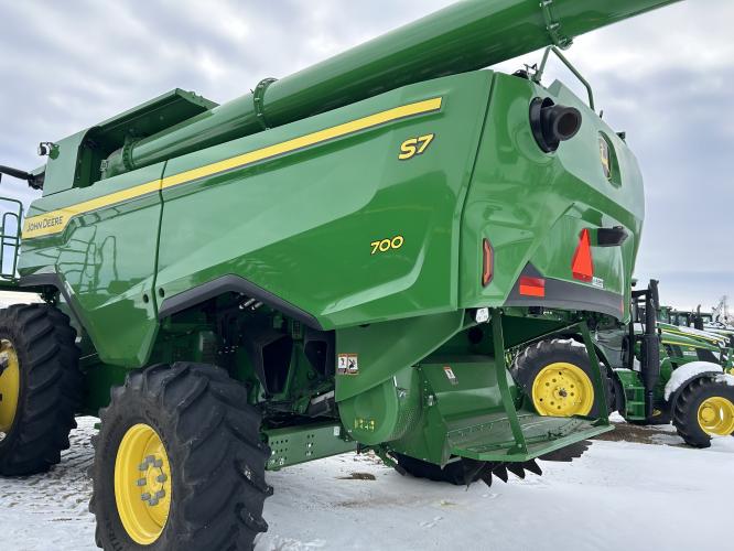 John Deere S7 700