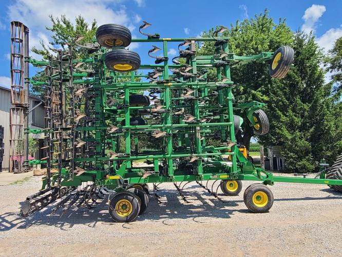 John Deere 2210