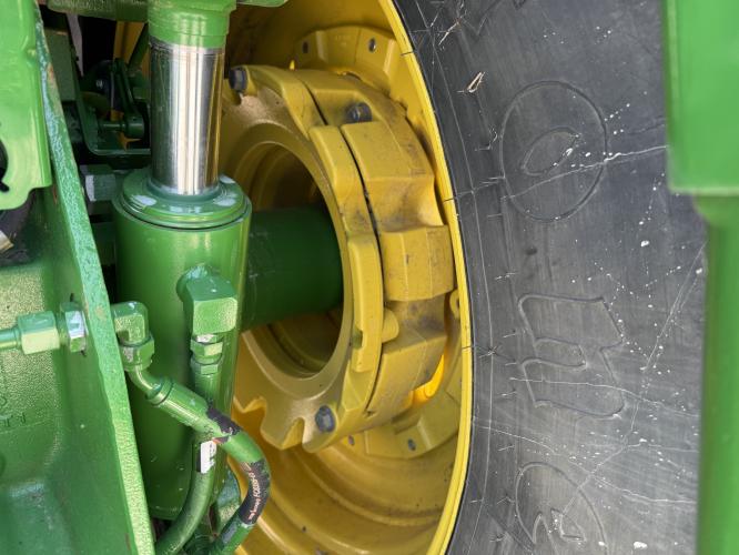John Deere 8235R